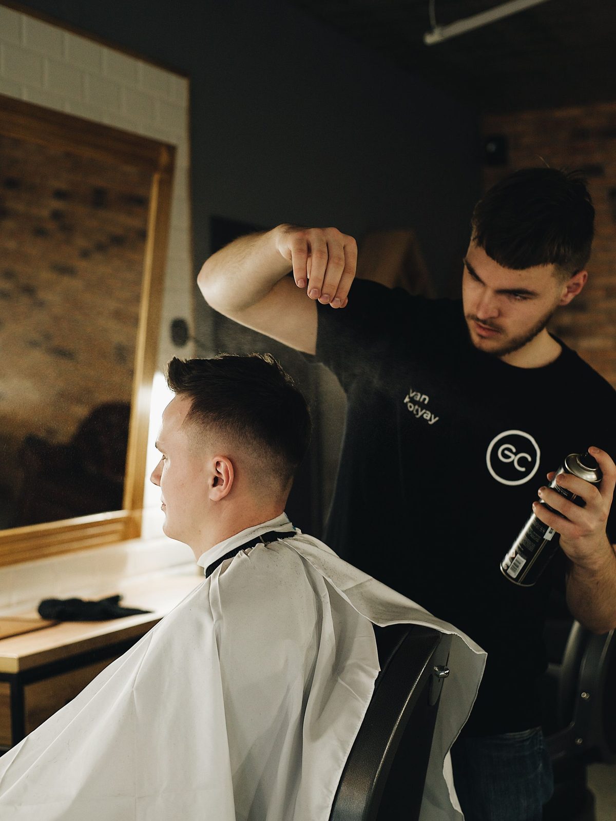 Barber arbeitet mit der Maschine am Hinterkopf